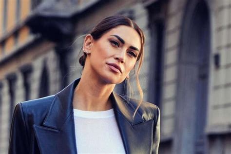 Melissa Satta mostra depilazione integrale con lo slip trasparente。